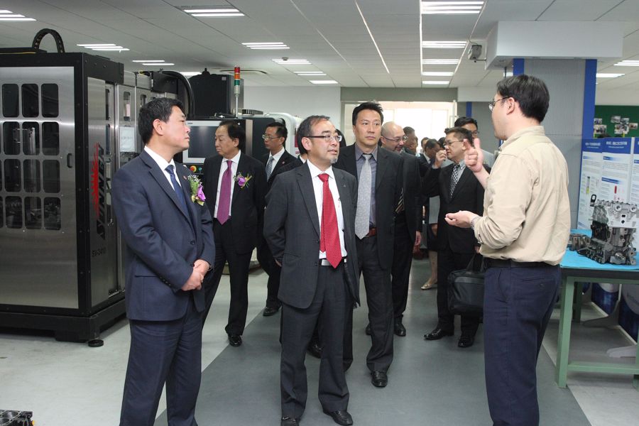 嘉賓們參觀汽車電子控制技術國家工程實驗室。